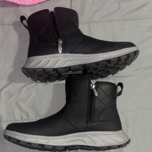 Khombu Women's Black Ankle Boots